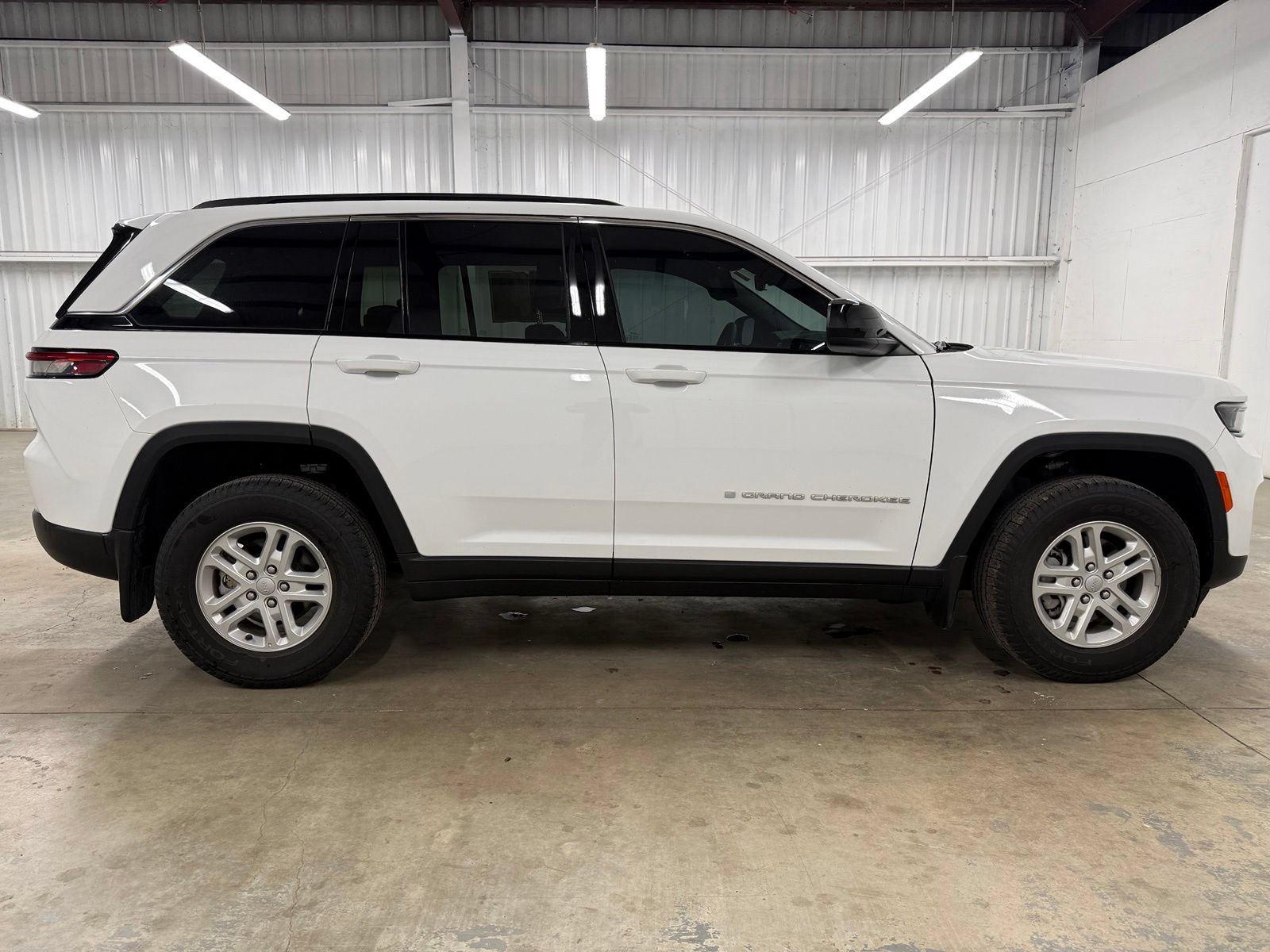 Used 2025 Jeep Grand Cherokee Laredo w/ MOPAR Finishing Package RWD image 5