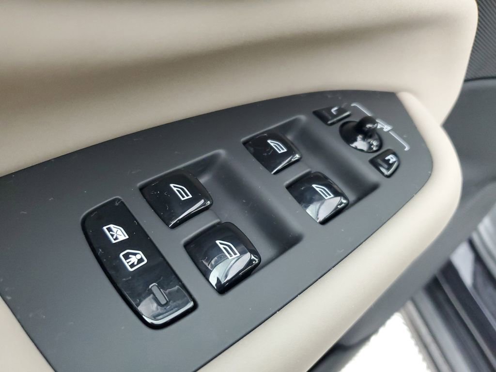 Certified 2025 Volvo XC90 B6 Plus image 23