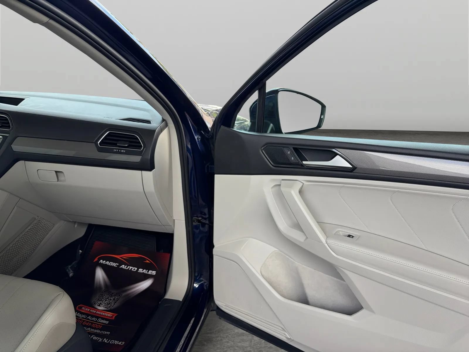 Used 2023 Volkswagen Tiguan SE w/ Panoramic Sunroof Package AWD/4WD image 19