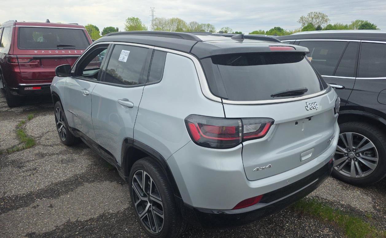Used 2025 Jeep Compass Limited w/ Elite Group AWD/4WD image 3