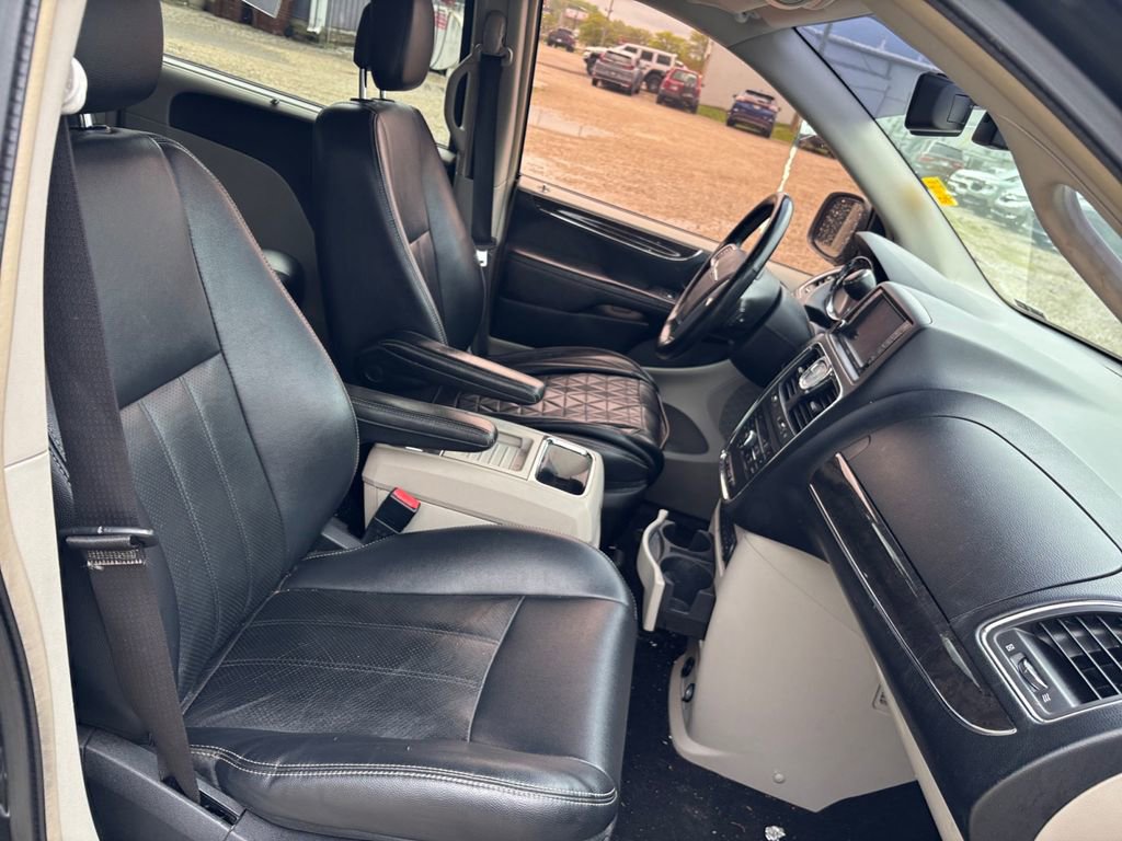 Used 2011 Chrysler Town & Country Touring-L w/ Entertainment Group #2 FWD image 35