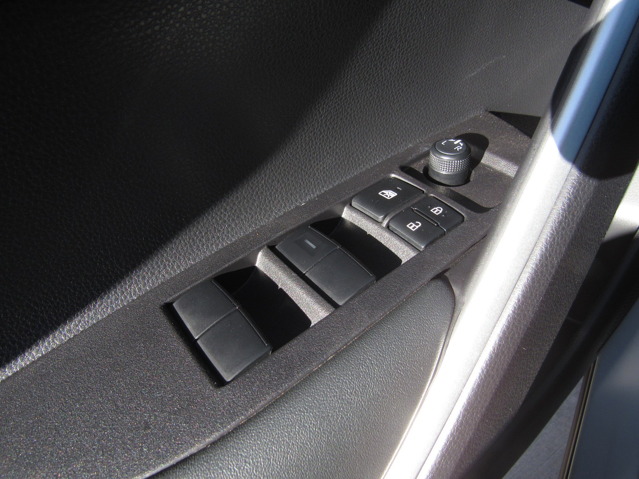 Used 2025 Toyota Corolla Cross XLE image 24