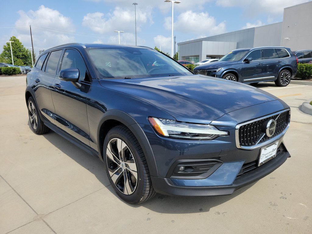 New 2026 Volvo V60 B5 Cross Country Plus w/ Climate Package AWD/4WD image 4
