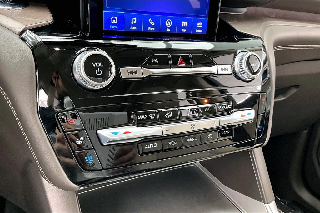 Certified 2024 Ford Explorer Platinum w/ Technology Package AWD/4WD image 32