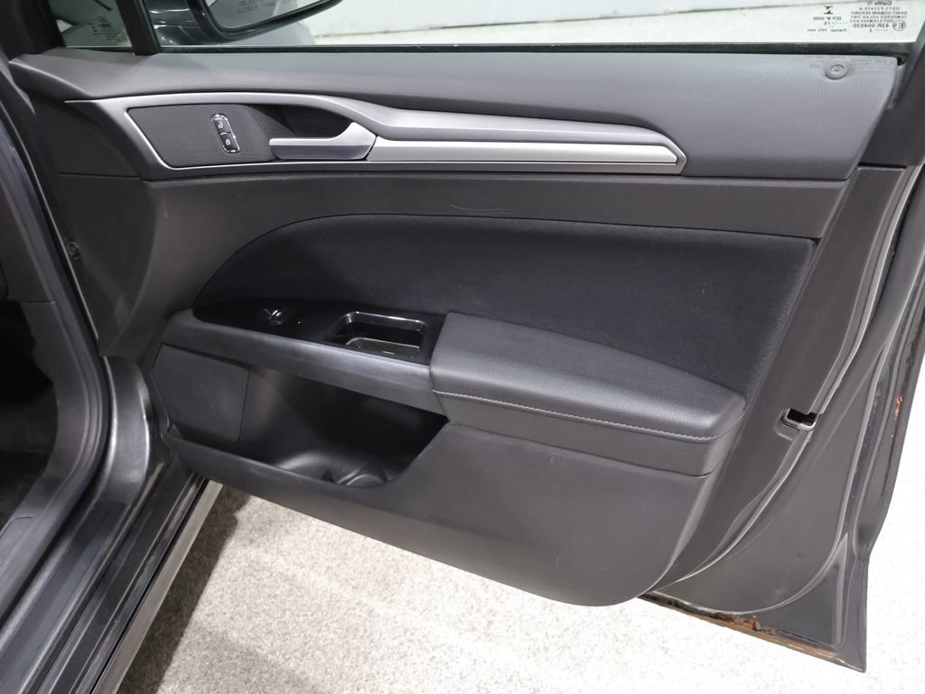 Used 2016 Ford Fusion SE FWD image 24