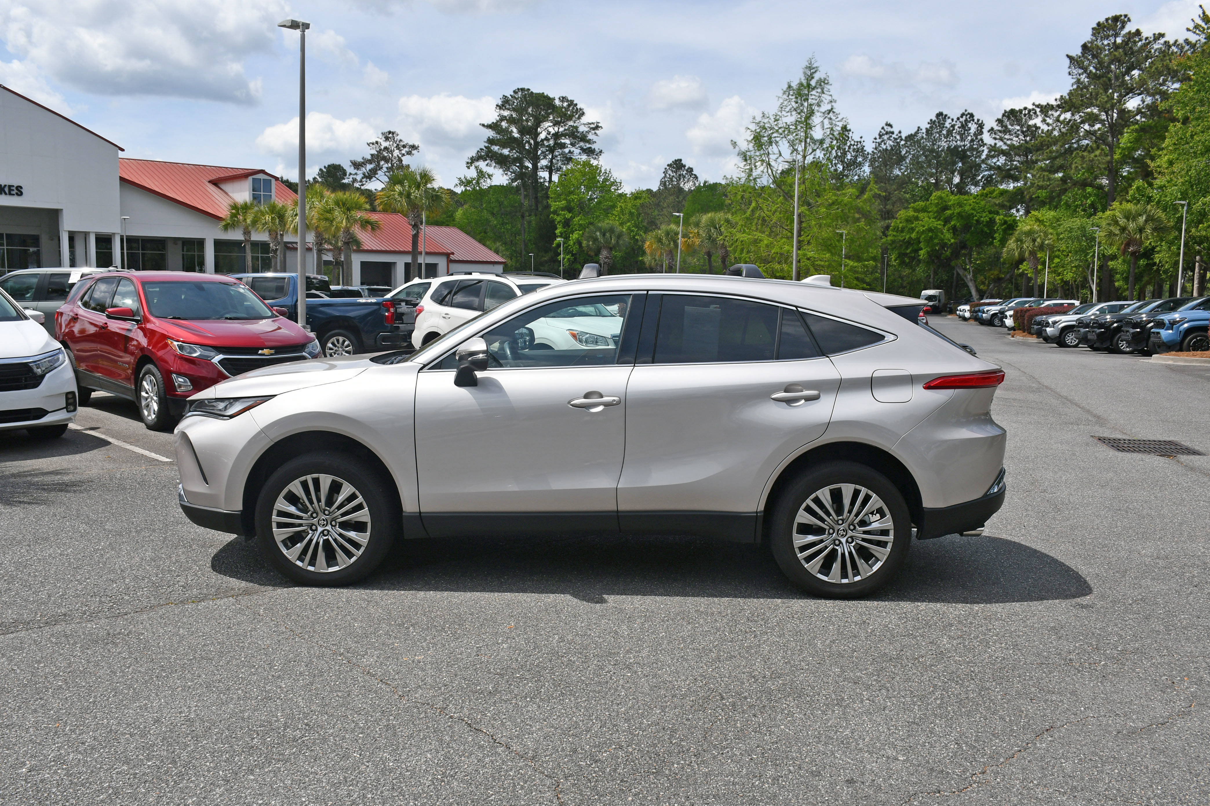 Certified 2023 Toyota Venza XLE AWD/4WD image 2