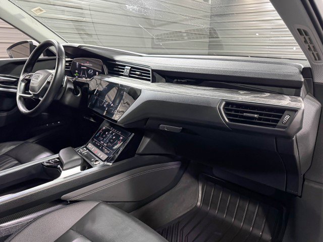 Used 2022 Audi e-tron Premium w/ Convenience Plus Package image 12