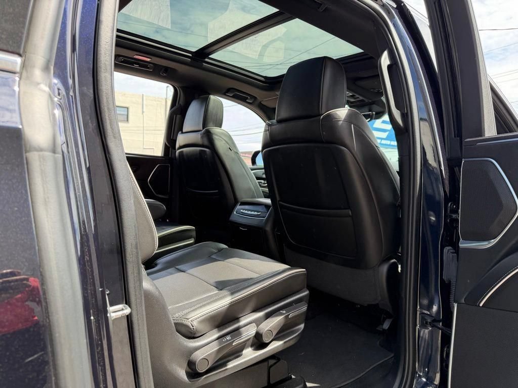 Used 2022 Cadillac Escalade ESV Premium Luxury AWD/4WD image 15