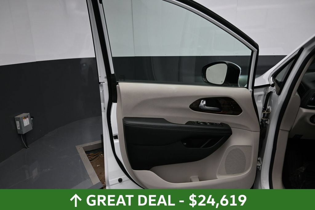 Used 2023 Chrysler Pacifica Limited FWD image 20