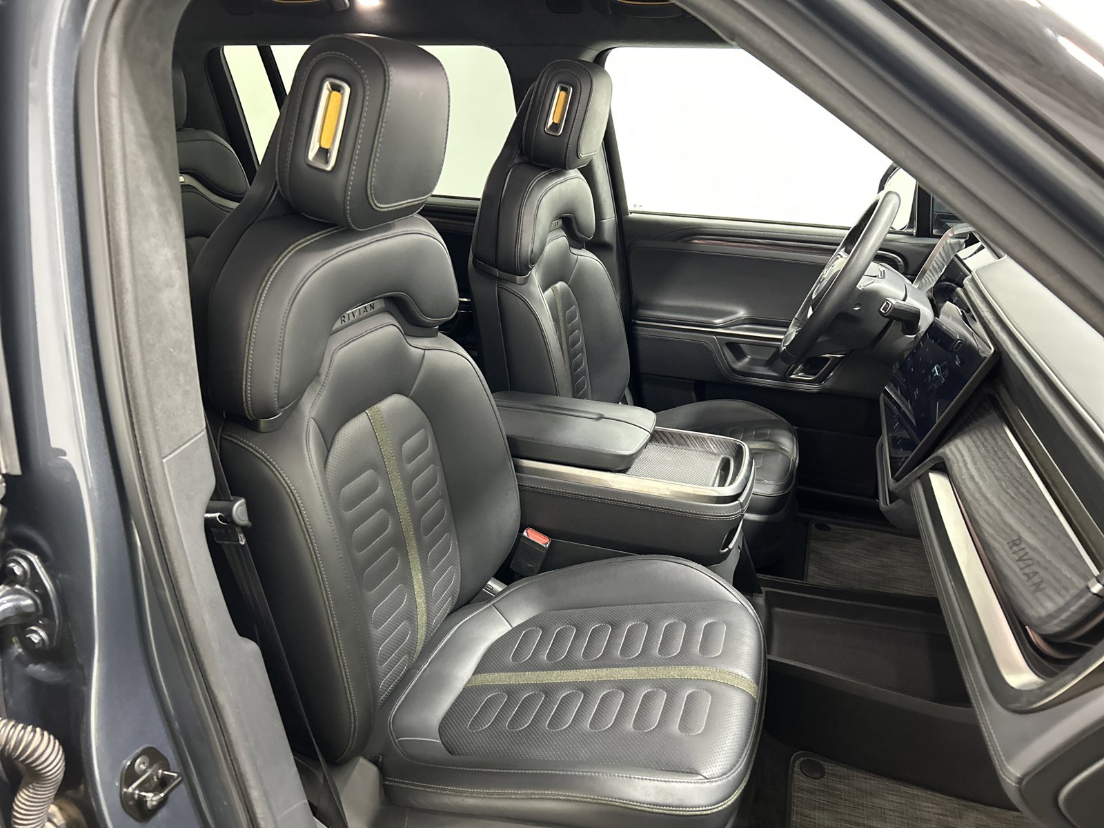 Used 2023 Rivian R1S Adventure image 20