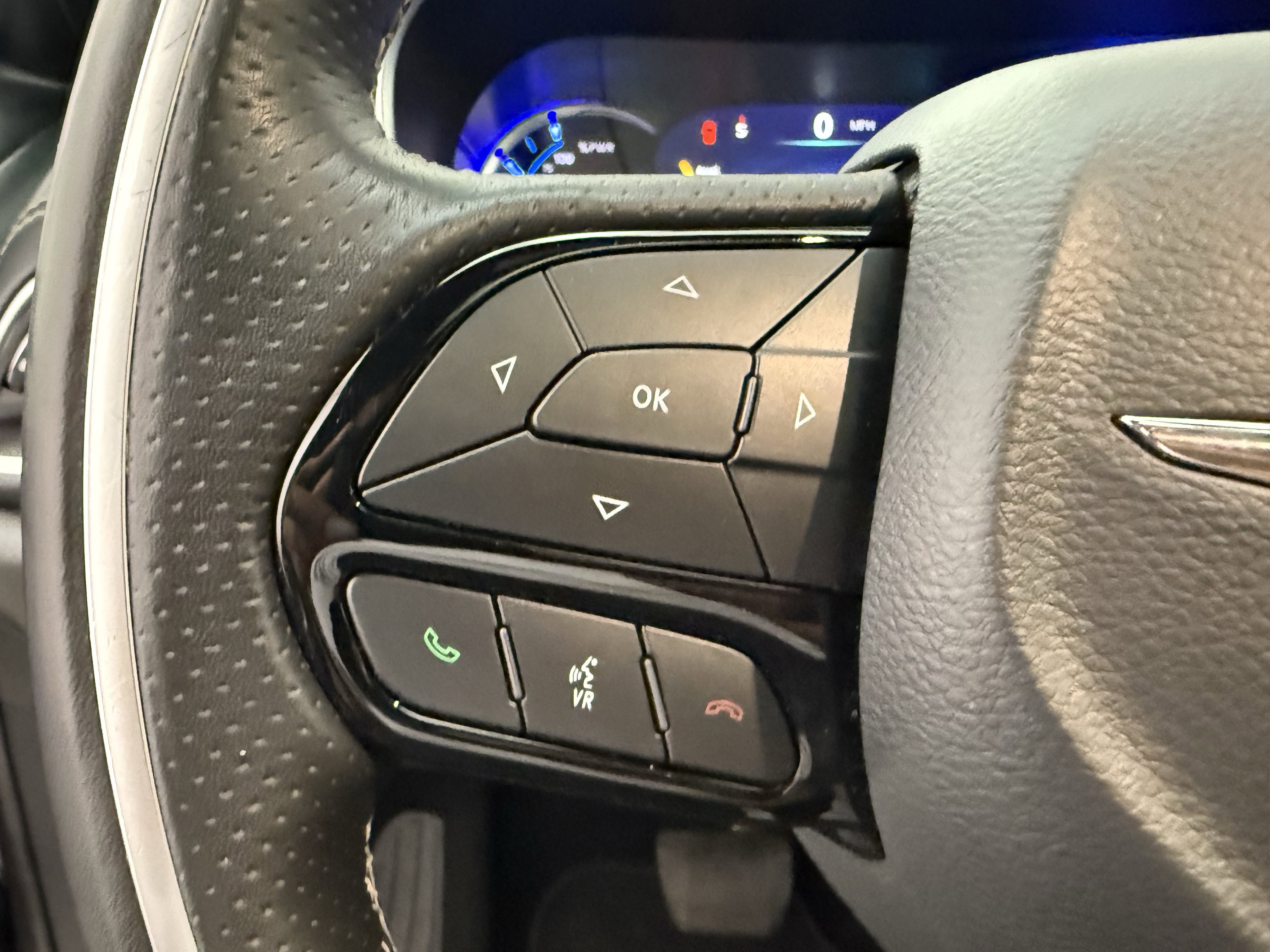 Used 2020 Chrysler Pacifica Limited w/ Advanced Safetytec Group FWD image 16