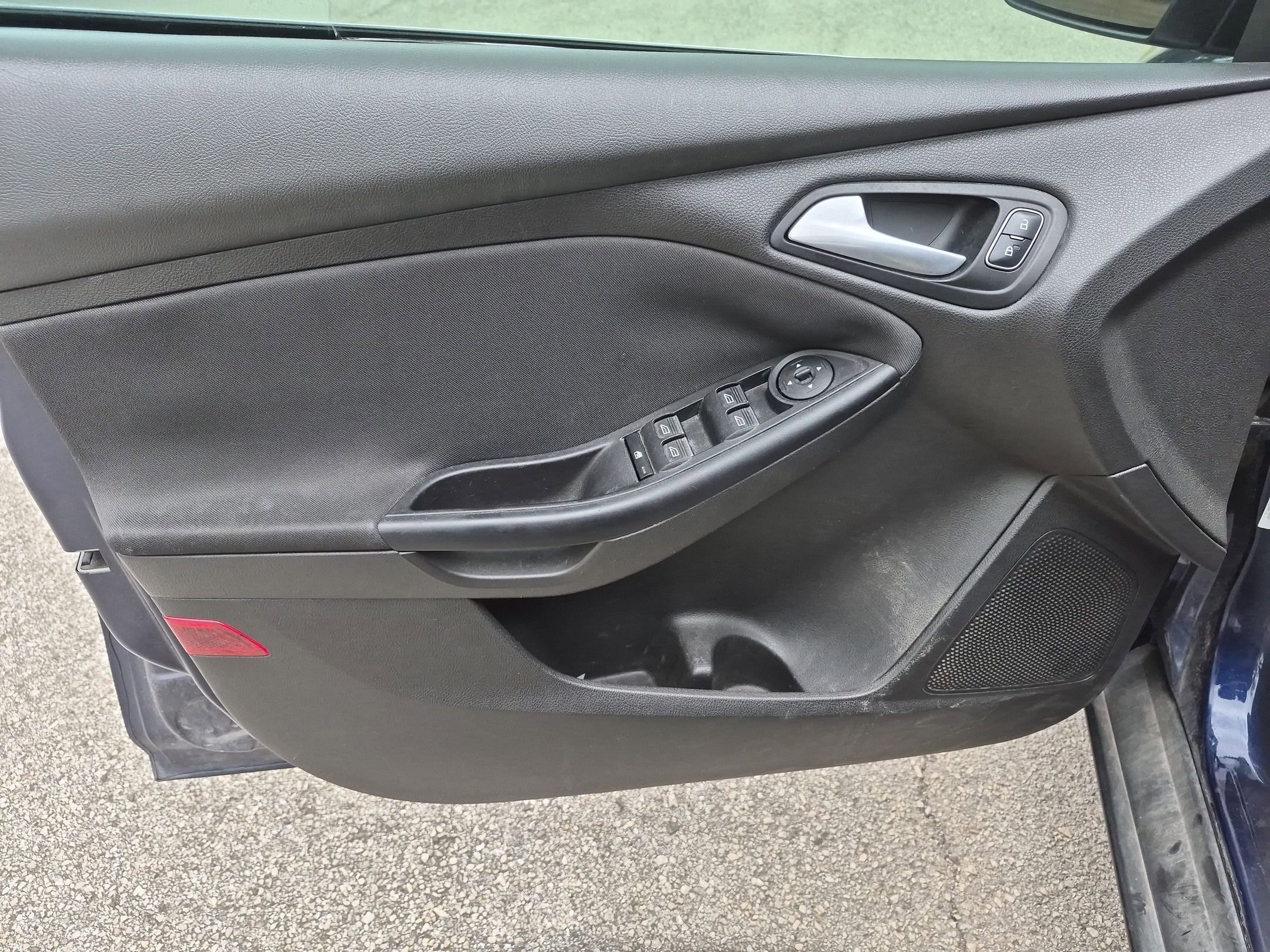 Used 2016 Ford Focus Titanium w/ Titanium Technology Package FWD image 6