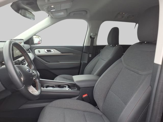 Used 2025 Ford Explorer Active AWD/4WD image 13