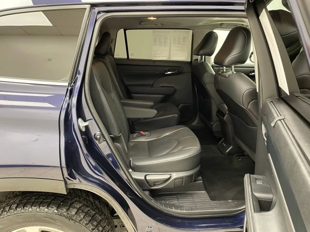 Used 2021 Toyota Highlander XLE image 14