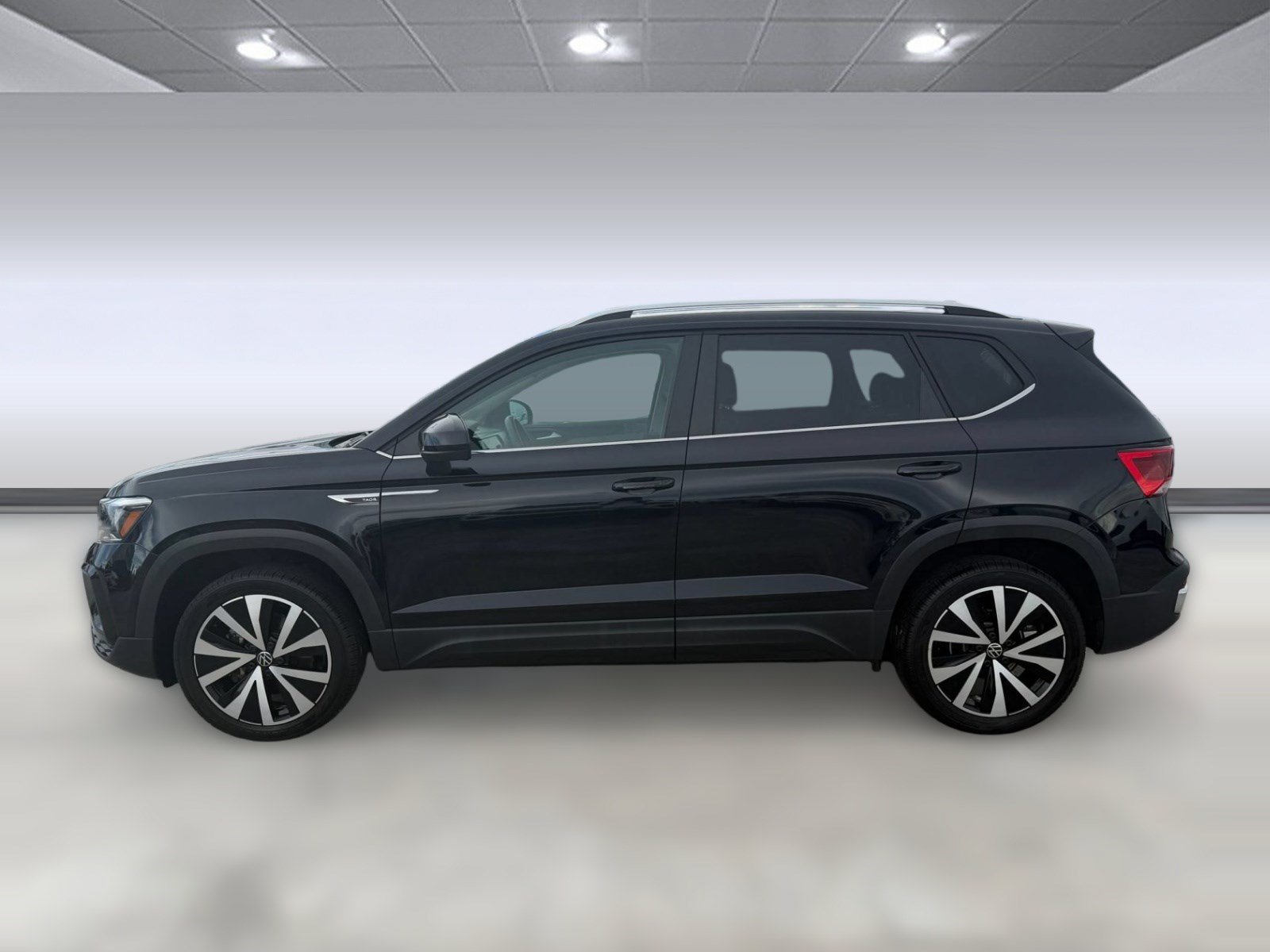 Used 2022 Volkswagen Taos SE FWD image 2
