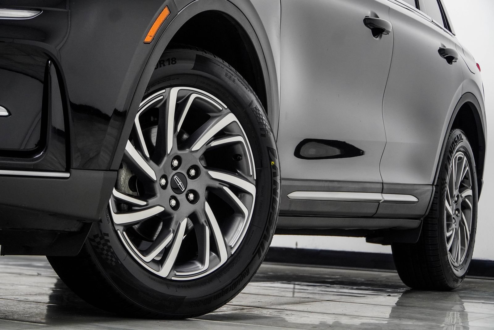 Used 2025 Lincoln Corsair AWD image 6