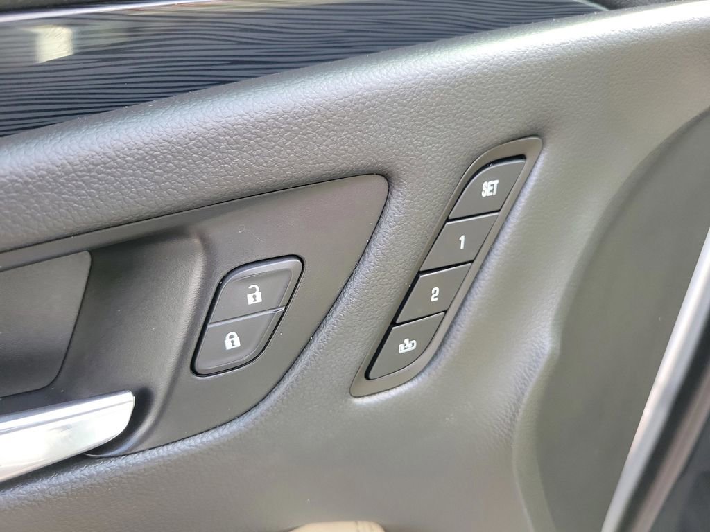Used 2018 Buick Envision Essence FWD image 23