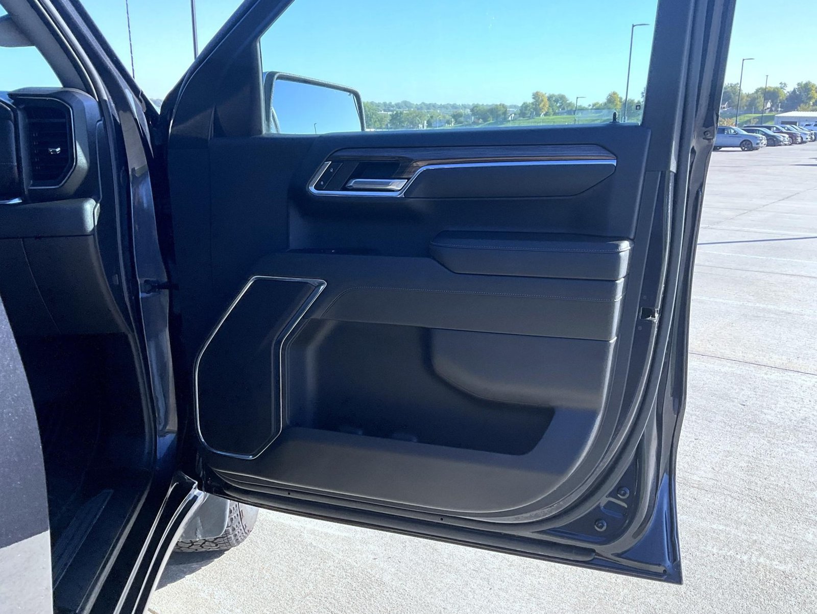 Used 2024 Chevrolet Silverado 1500 LT AWD/4WD image 17