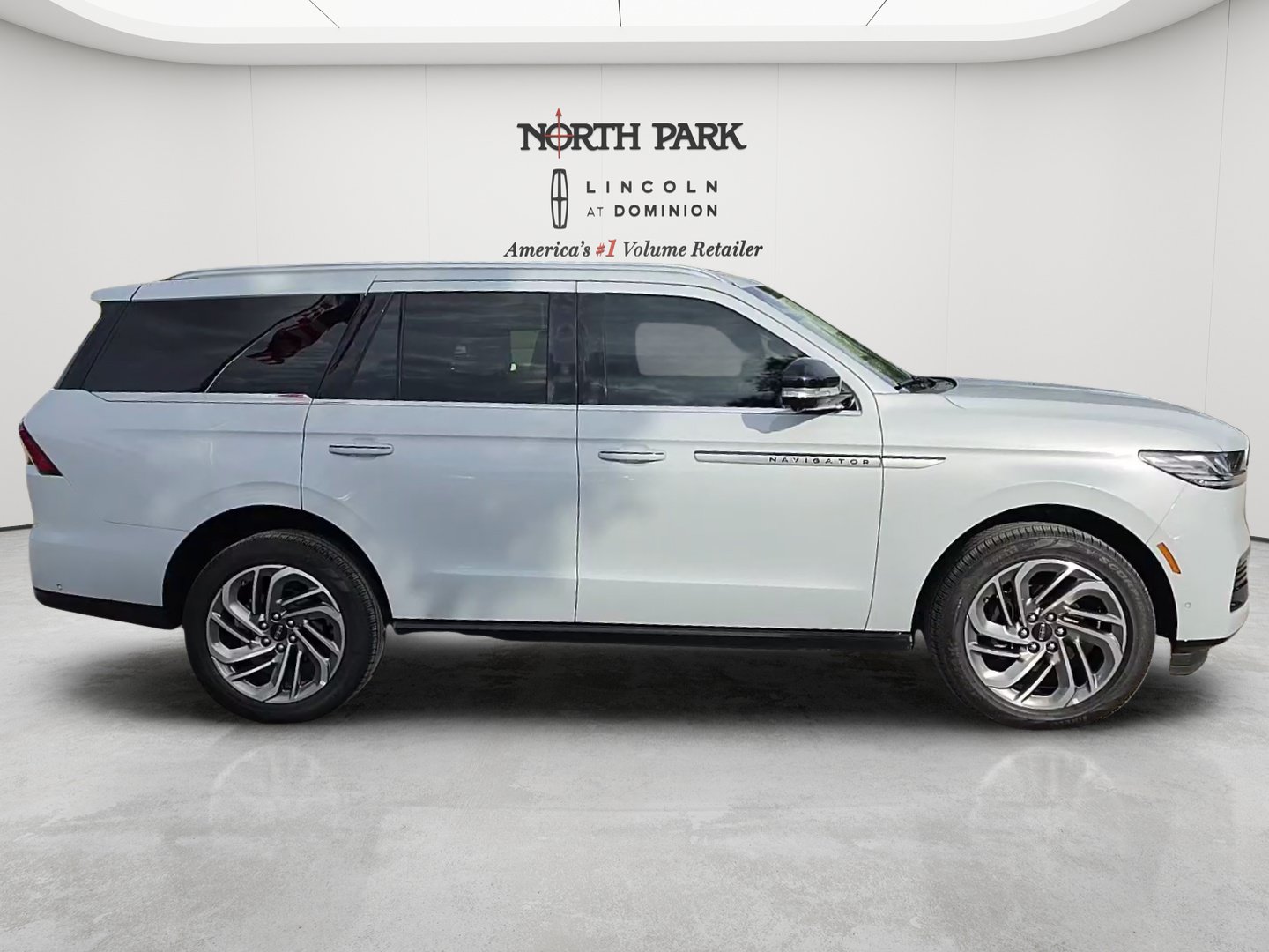 Used 2025 Lincoln Navigator Reserve AWD/4WD image 6