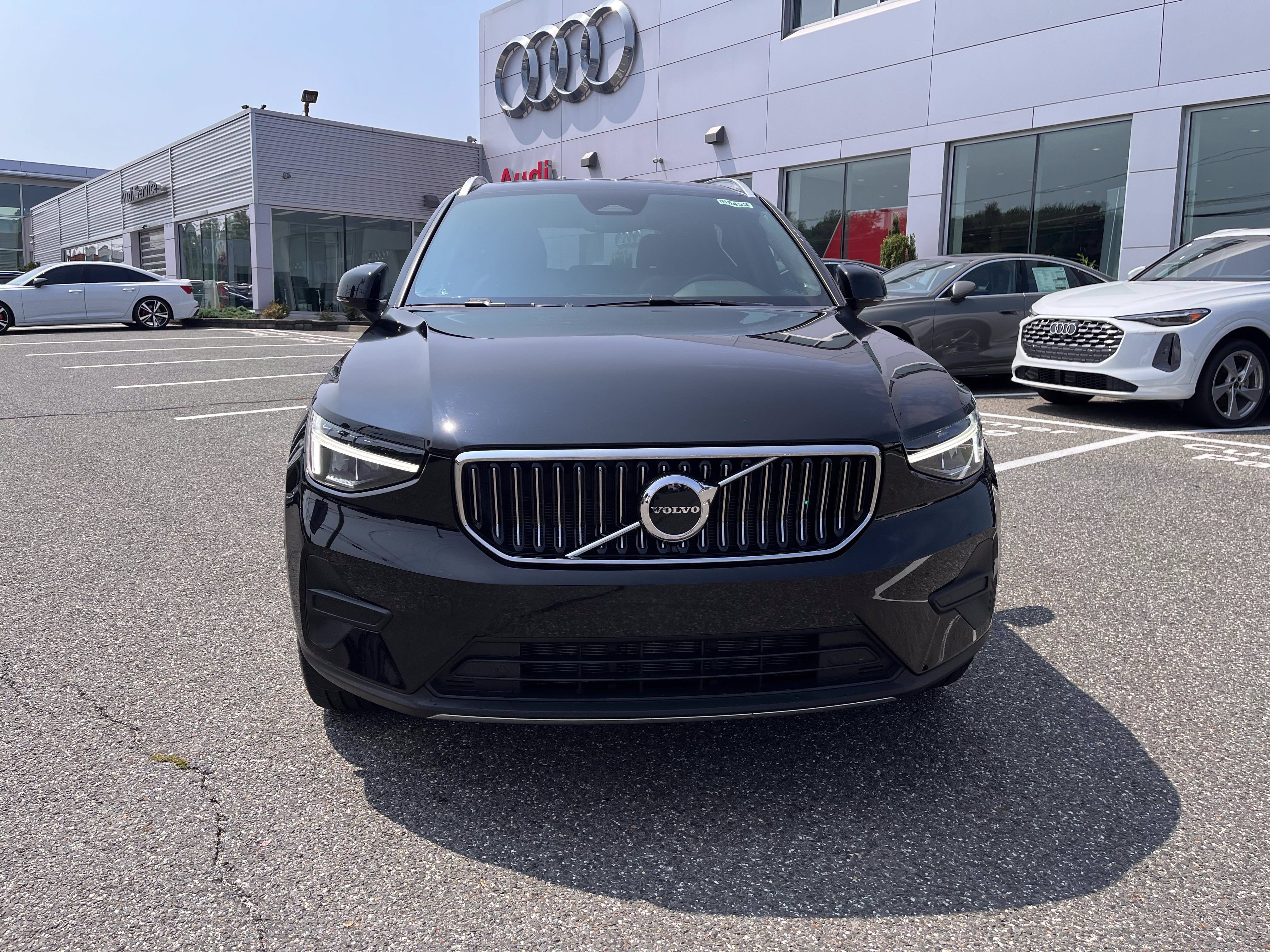 Certified 2025 Volvo XC40 B5 Core AWD/4WD image 2