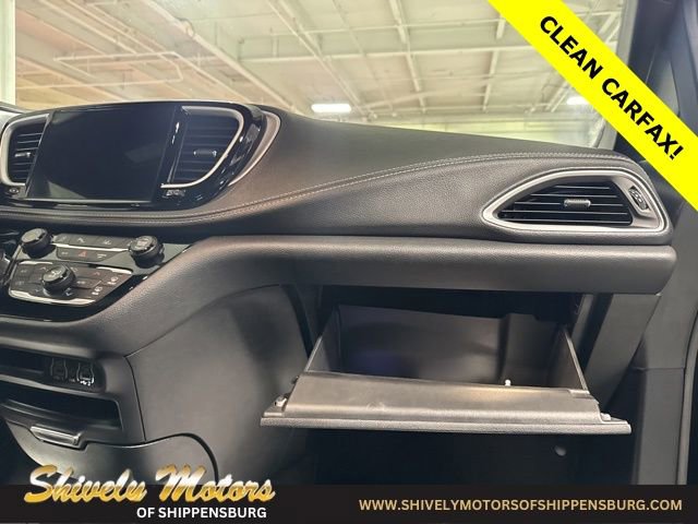 Used 2024 Chrysler Pacifica Touring image 44
