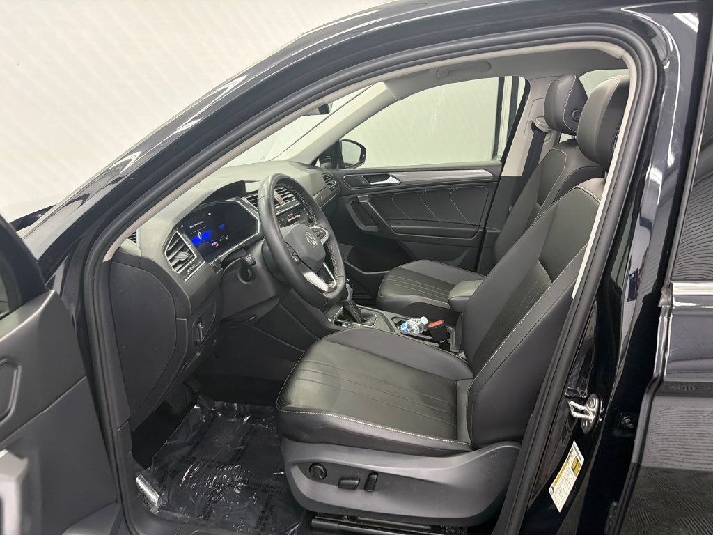 Used 2023 Volkswagen Tiguan SE w/ Panoramic Sunroof Package FWD image 9