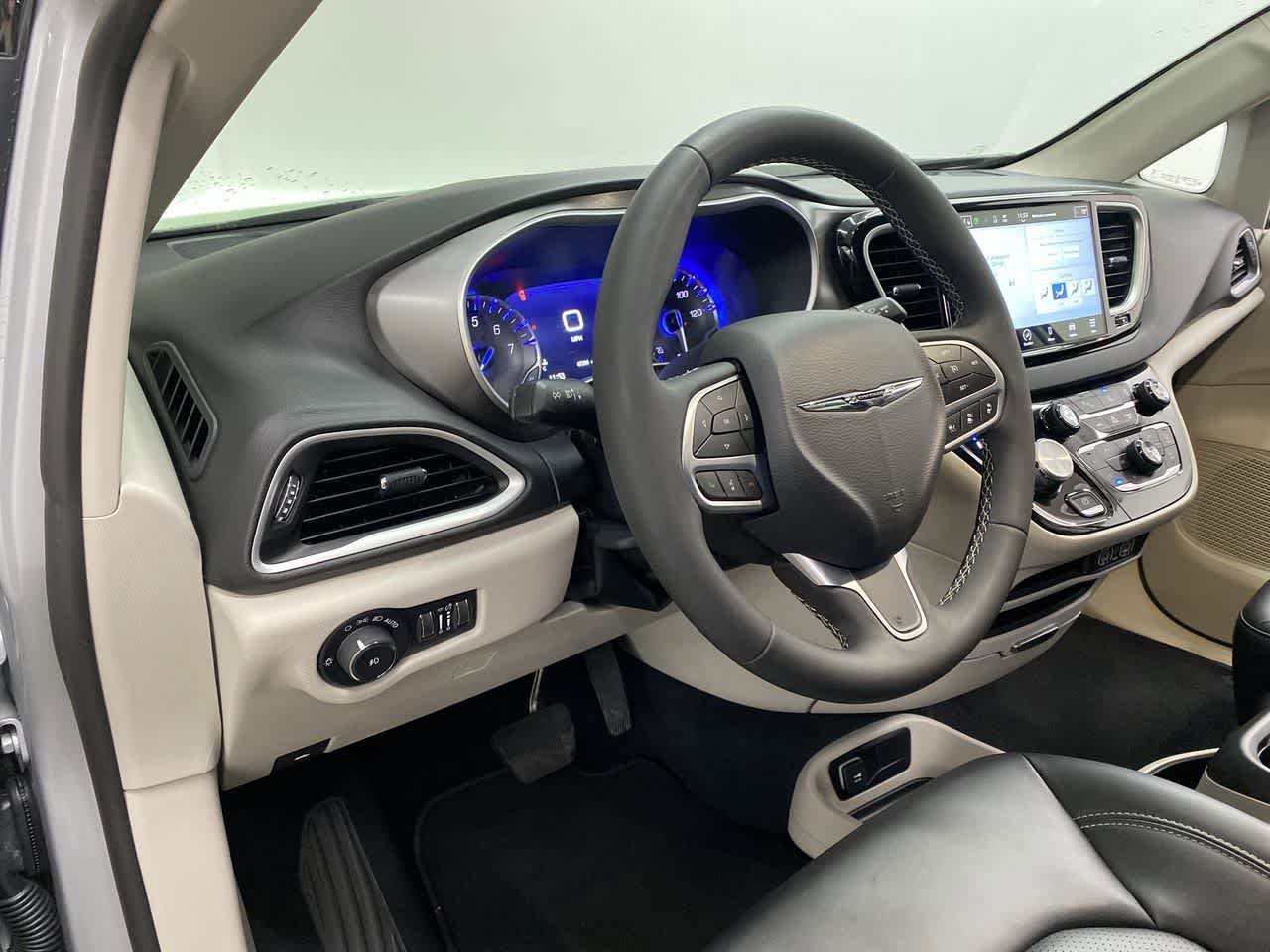 Used 2024 Chrysler Pacifica Touring-L FWD image 2