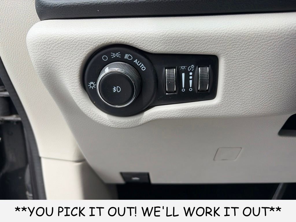 Used 2023 Chrysler Pacifica Touring-L FWD image 13