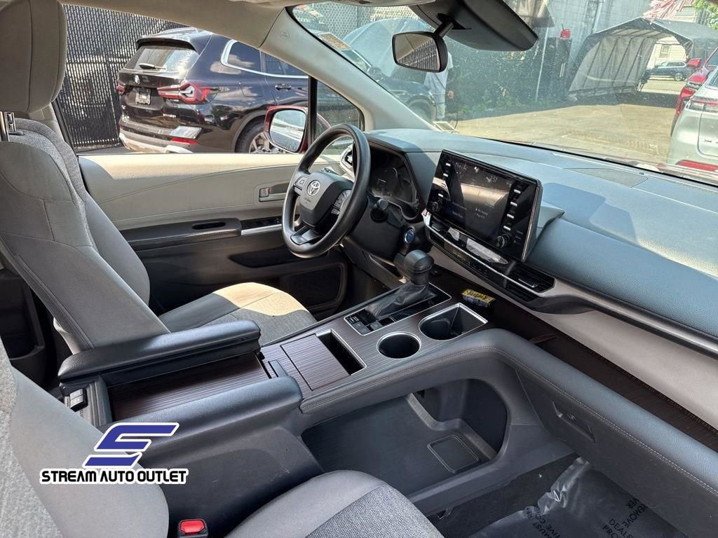 Used 2022 Toyota Sienna LE image 11