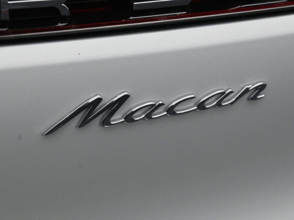Certified 2026 Porsche Macan AWD/4WD image 9