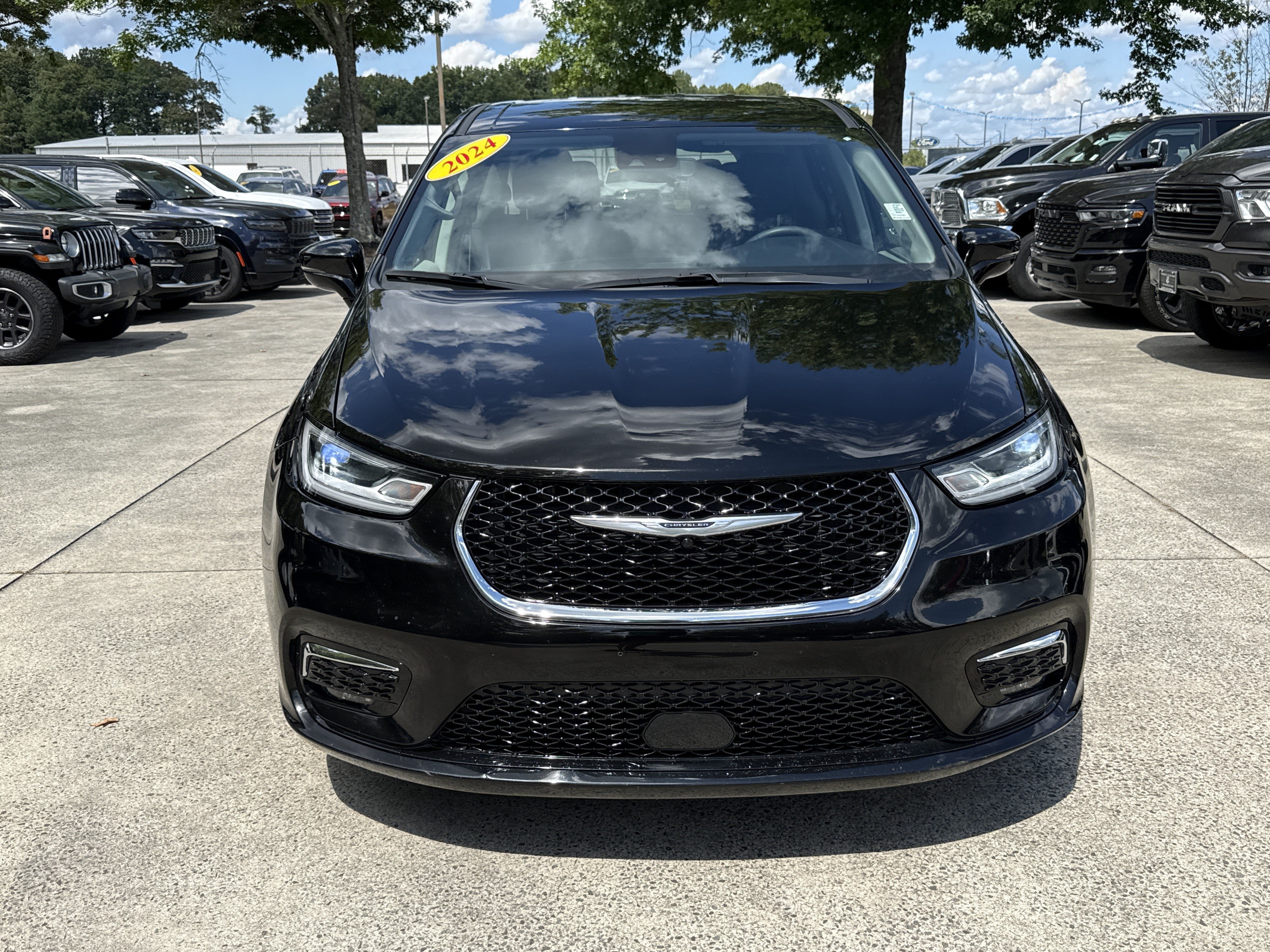 Used 2024 Chrysler Pacifica Touring-L FWD image 2