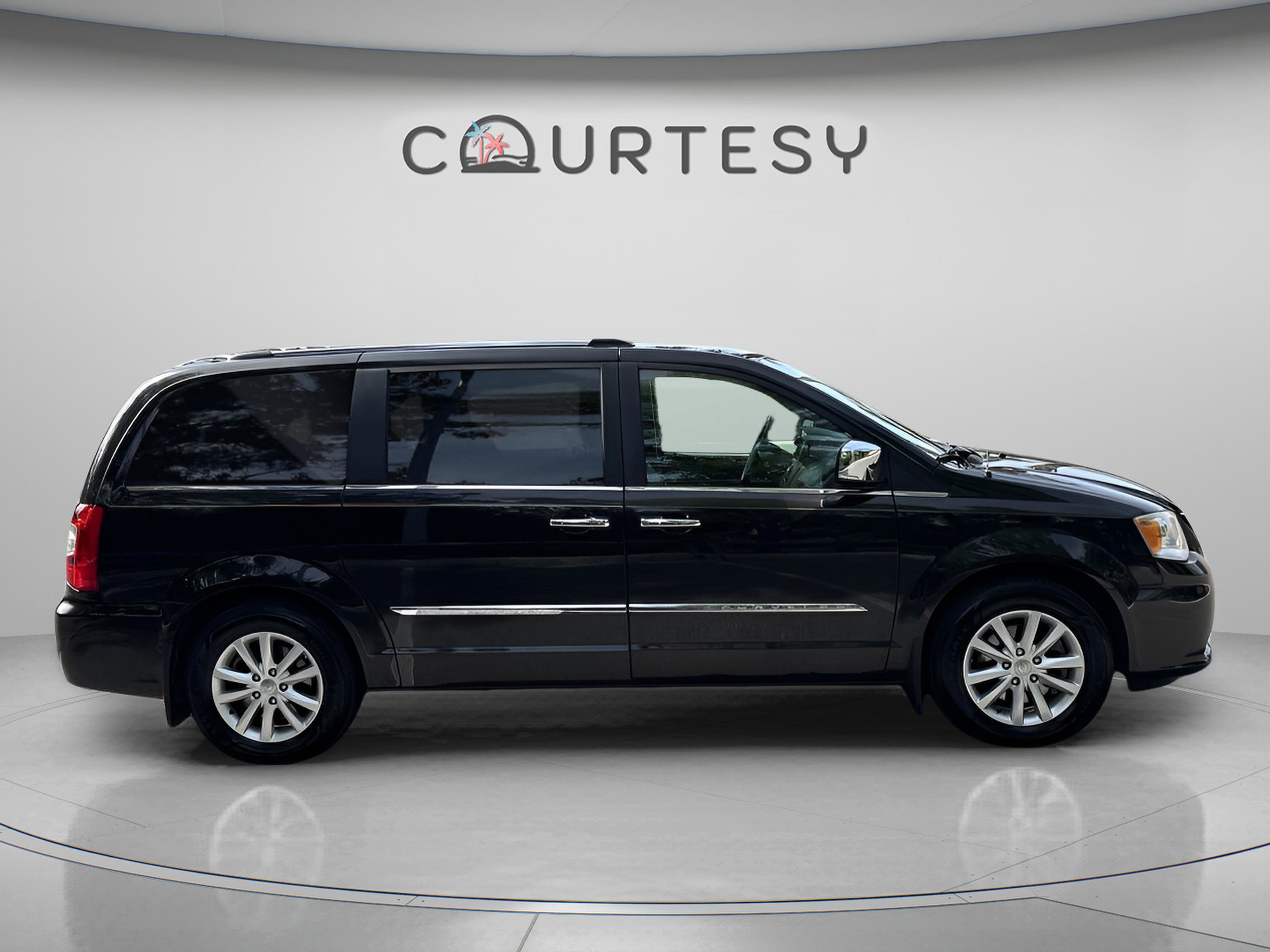 Used 2015 Chrysler Town & Country Limited Platinum FWD image 7
