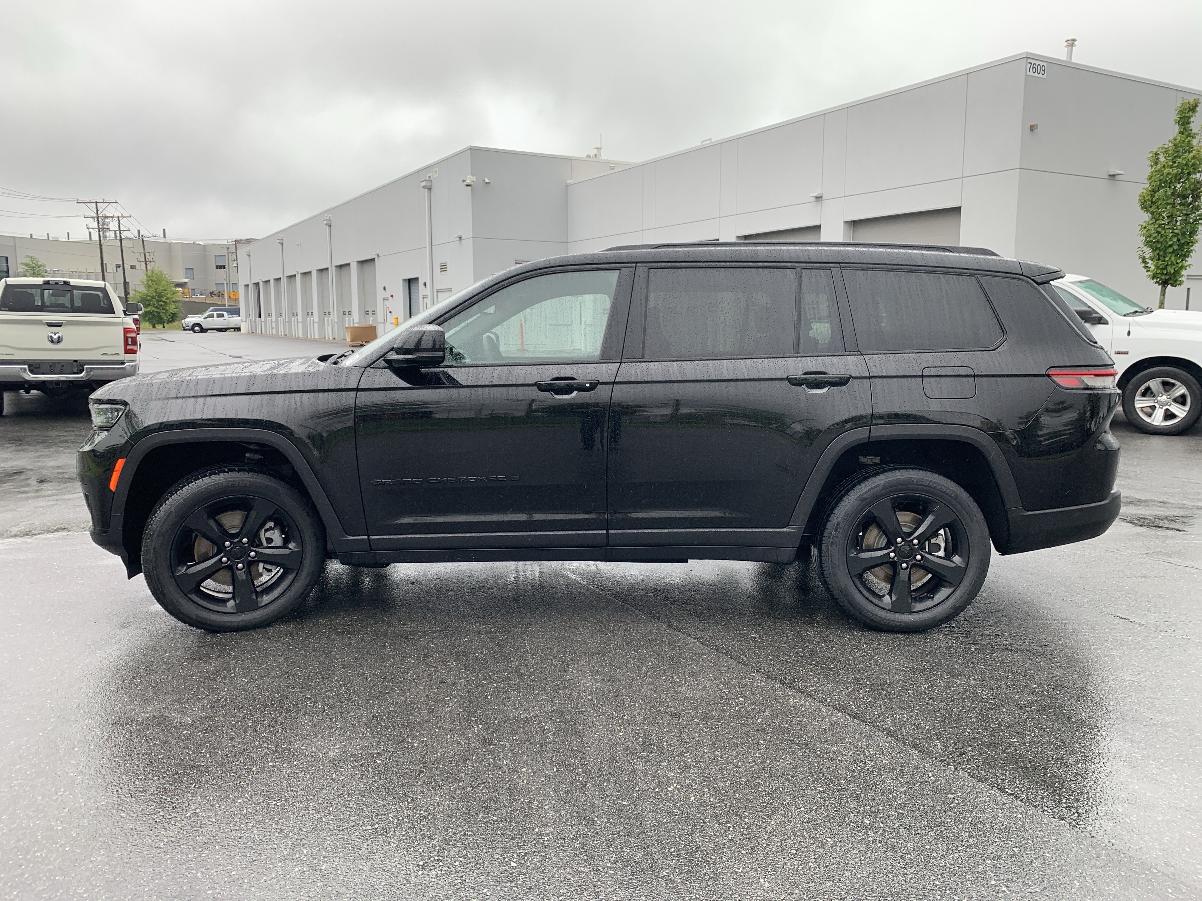 Used 2023 Jeep Grand Cherokee L Laredo AWD/4WD image 7
