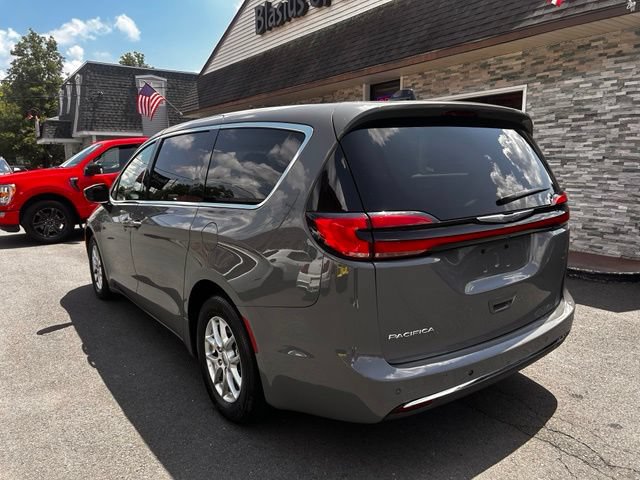 Used 2023 Chrysler Pacifica Touring-L FWD image 4