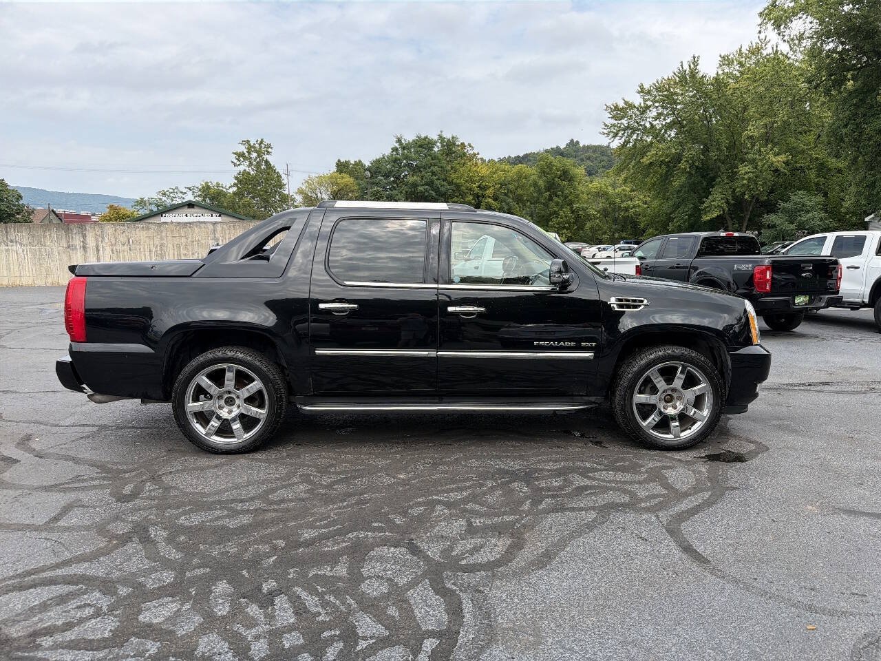 Used 2011 Cadillac Escalade EXT Luxury AWD/4WD image 10
