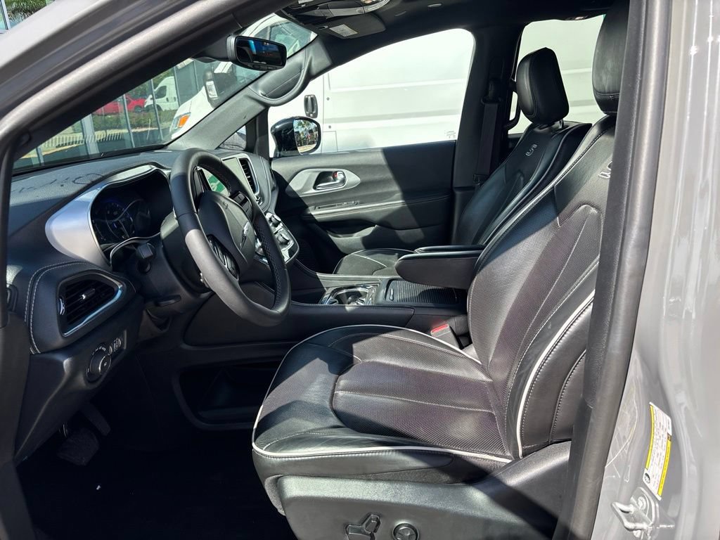 Used 2025 Chrysler Pacifica Limited FWD image 6
