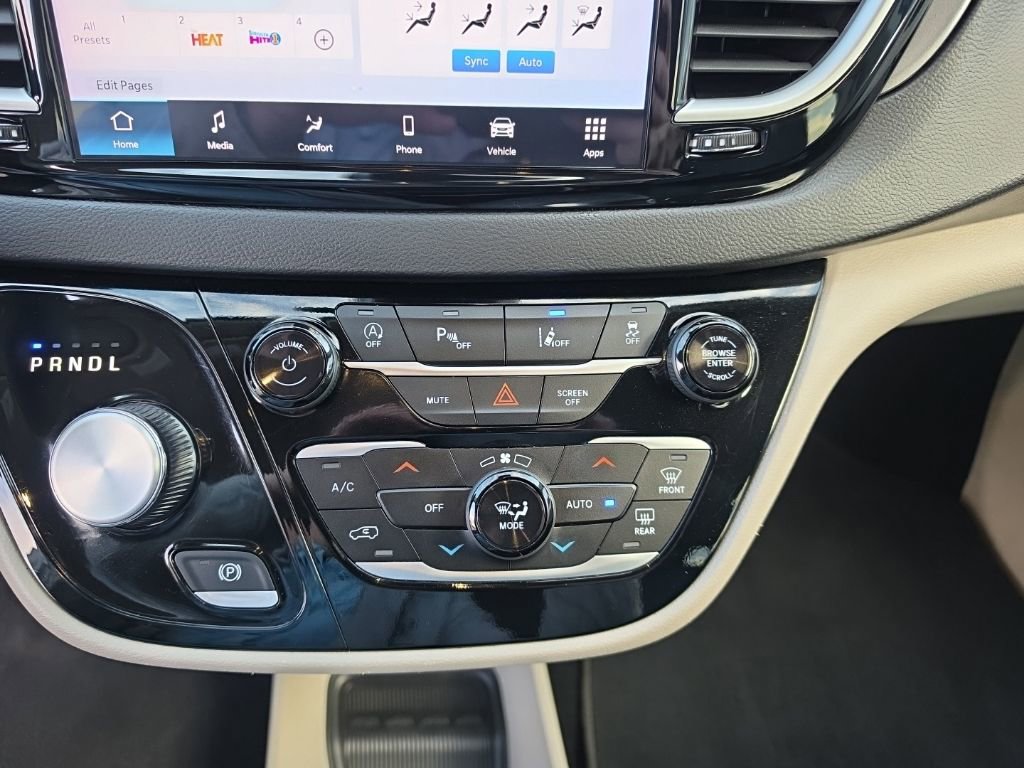 Used 2024 Chrysler Pacifica Touring-L FWD image 15