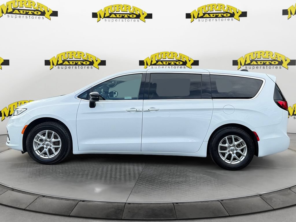 Used 2025 Chrysler Pacifica Select FWD image 2