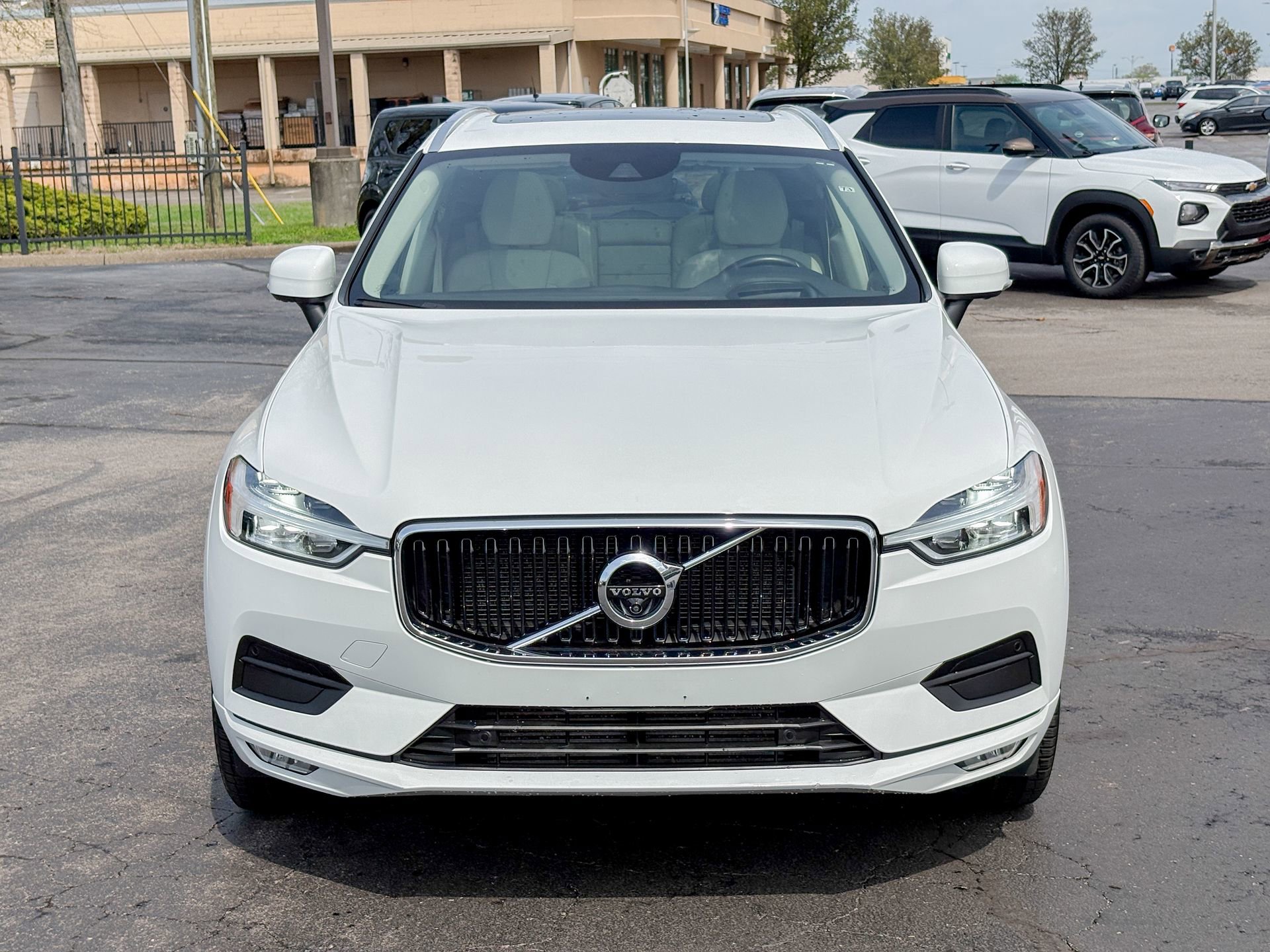 Used 2021 Volvo XC60 T5 Momentum w/ Advanced Package image 3