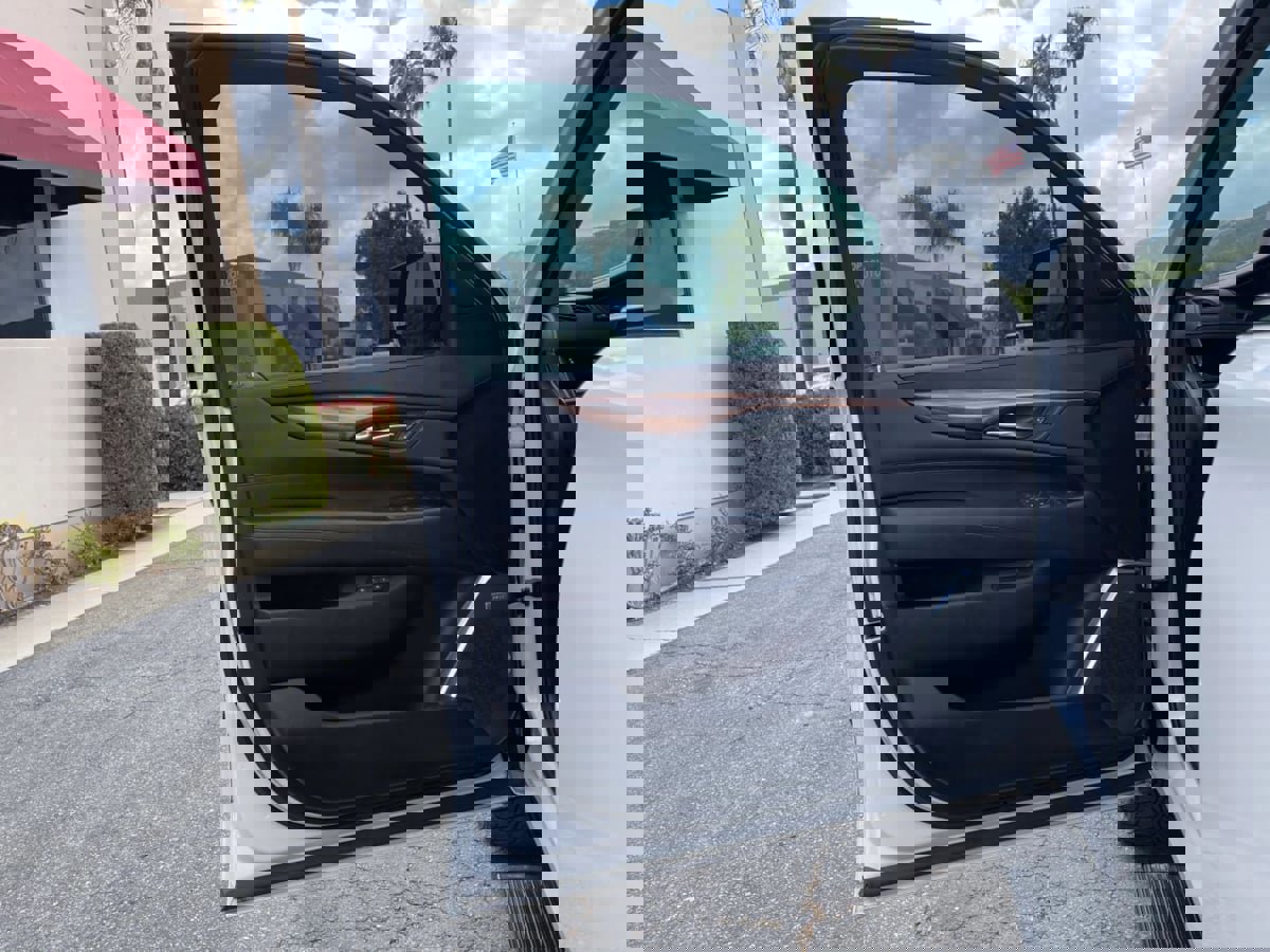 Used 2017 Cadillac Escalade ESV Luxury AWD/4WD image 20