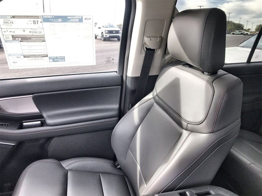 New 2025 Ford Expedition Active image 25