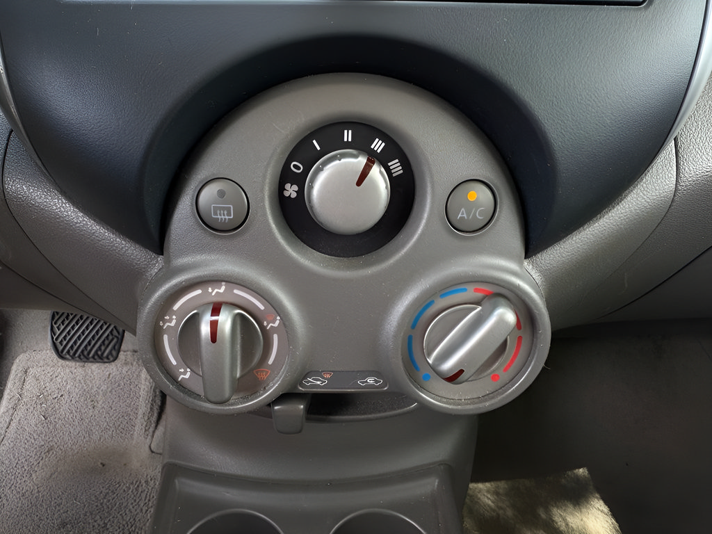Used 2012 Nissan Versa SV FWD image 20