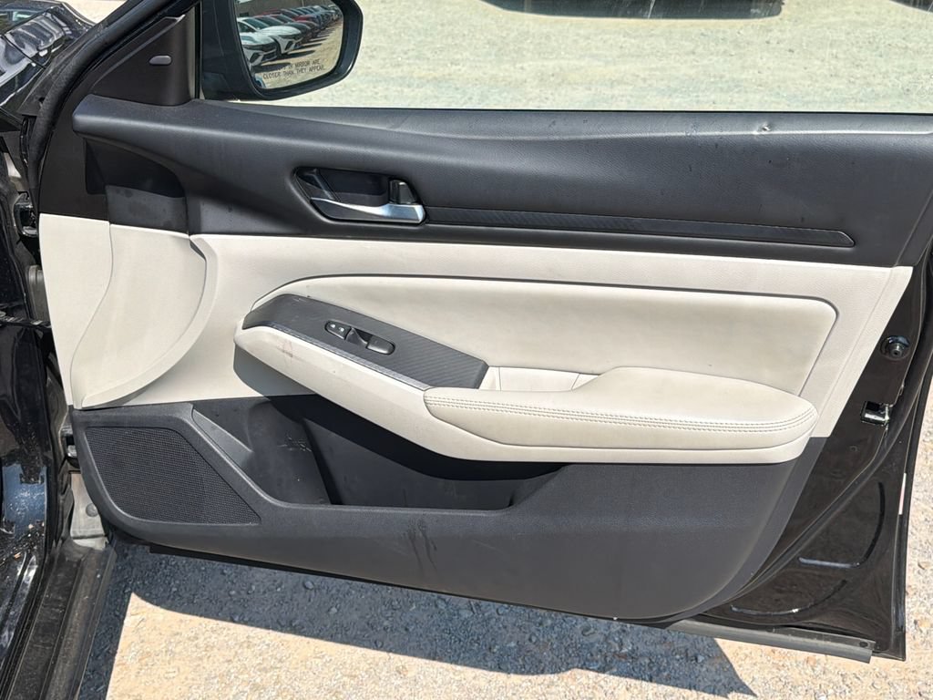 Used 2025 Nissan Altima 2.5 SV FWD image 13