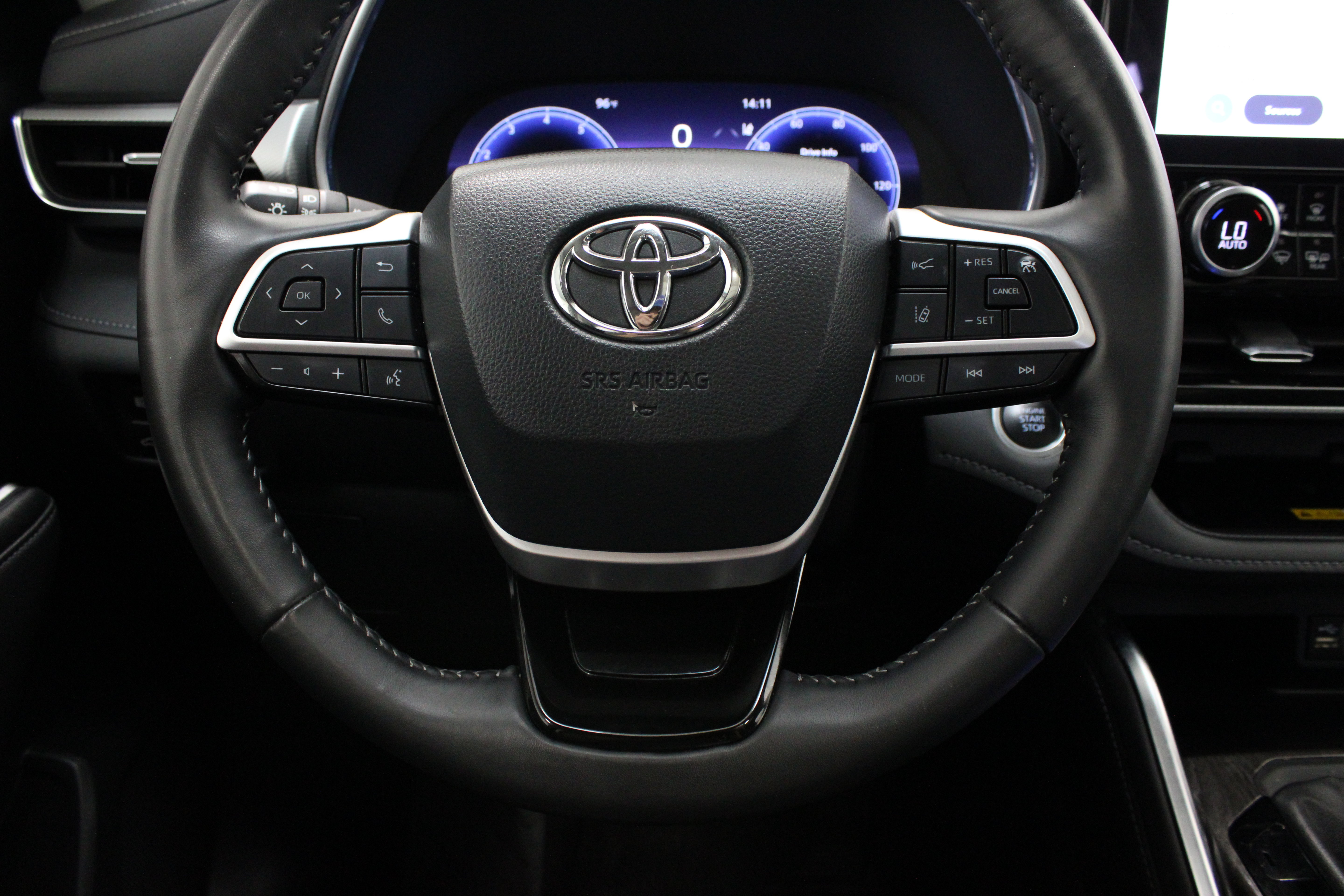 Used 2024 Toyota Highlander Platinum FWD image 25
