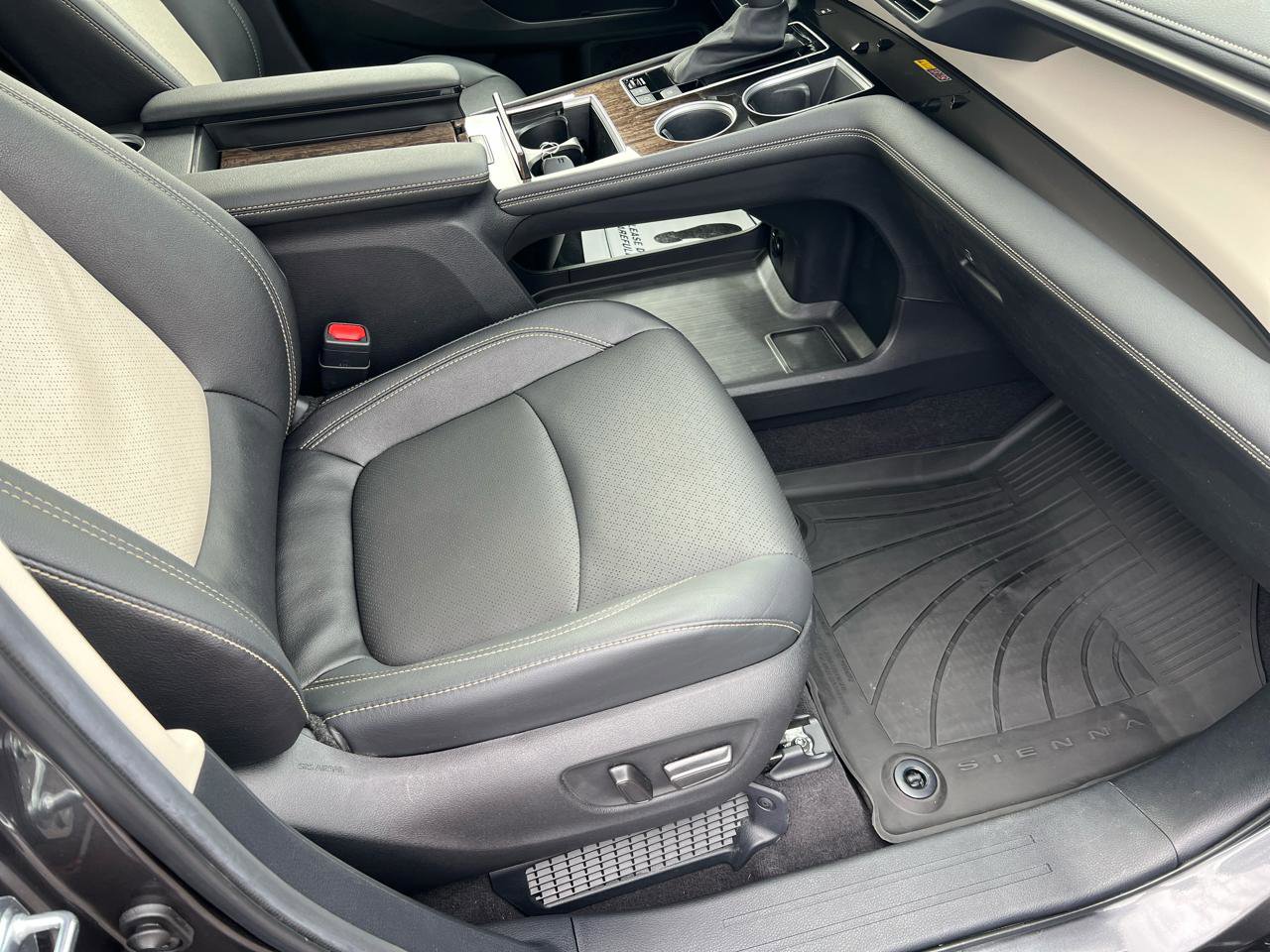 Used 2025 Toyota Sienna Platinum image 22