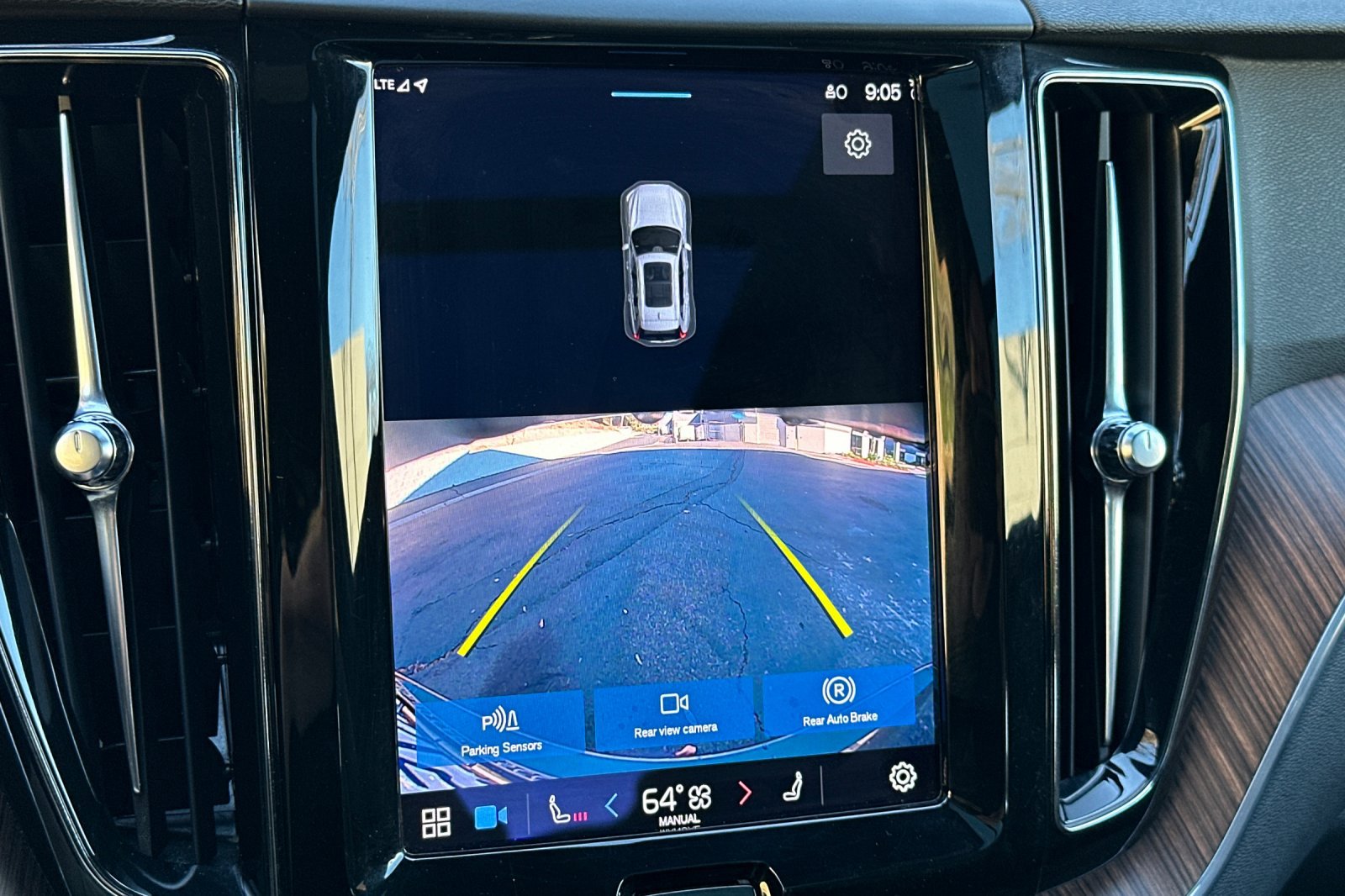 Certified 2022 Volvo XC60 B5 Momentum image 24