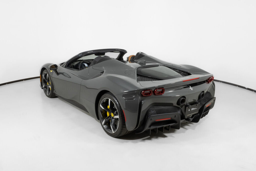 Used 2023 Ferrari SF90 Spider image 5
