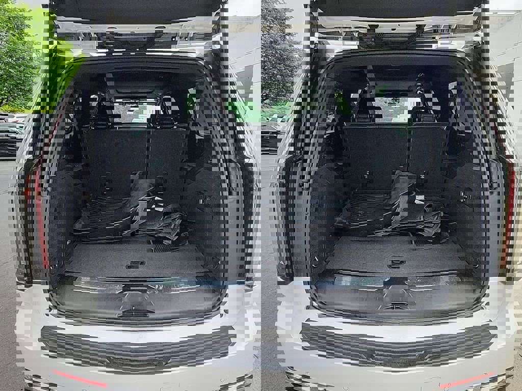 Certified 2025 Cadillac Escalade ESV Premium Luxury AWD/4WD image 25