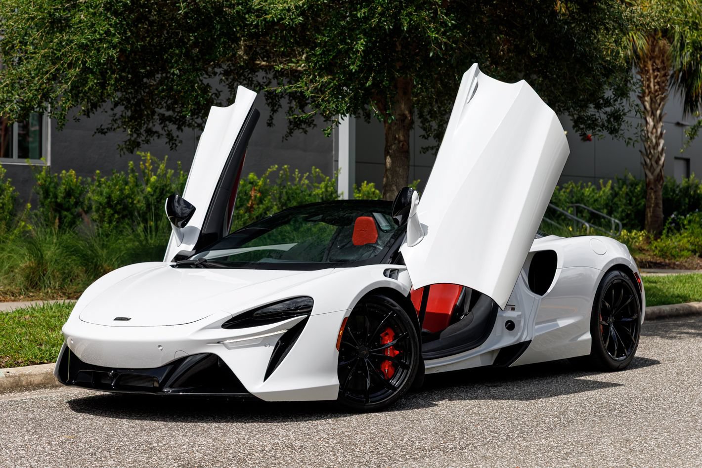 Used 2025 McLaren Artura Spider RWD image 32