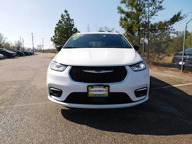 Used 2025 Chrysler Pacifica Select FWD image 3